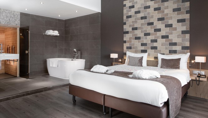 Hotel Breukelen Wellness suite kingsize bed badkamer bubbelbad sauna 